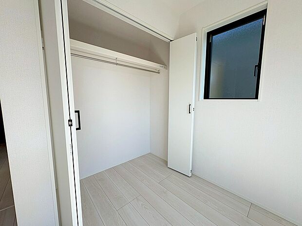 奥行きのあるクローゼットを採用しました。