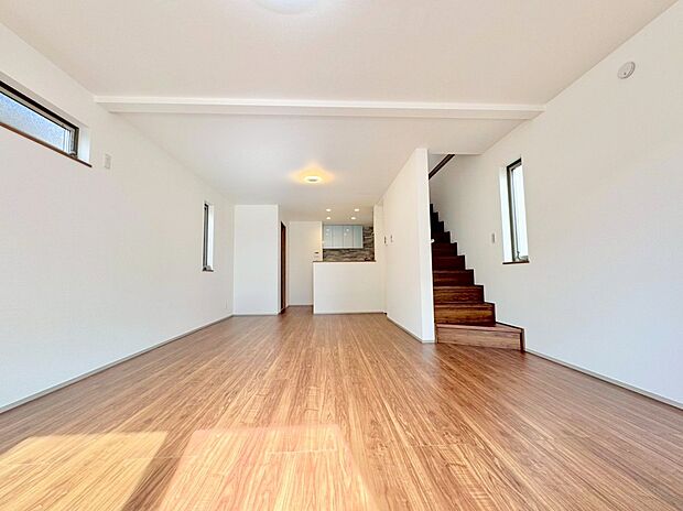 ほっと安らげる居心地の良いリビングは、ごろんと寛げる床暖房付きです。