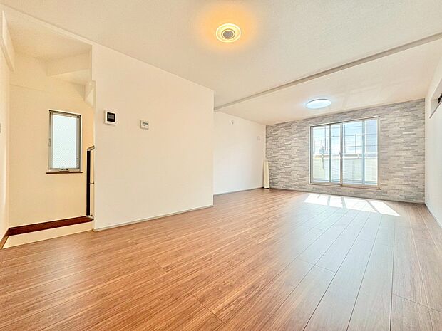 洗練された雰囲気のリビングは、長居したくなる居心地の良い空間です。