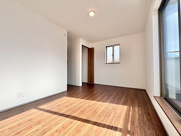 朝は自然光が差し込みスッキリと目覚めそうです。