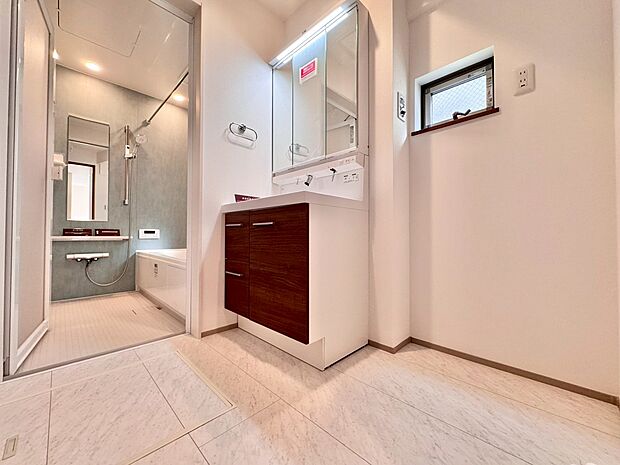 明るく清潔感のある洗面台は気持ちがいいですね。