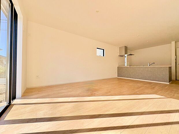 自然光が降り注ぐ明るくナチュラルな内装のリビングに仕上げました。