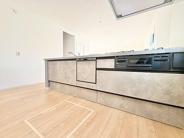 使い易いシステムキッチンで作られる料理で今日も食卓は笑顔いっぱい。