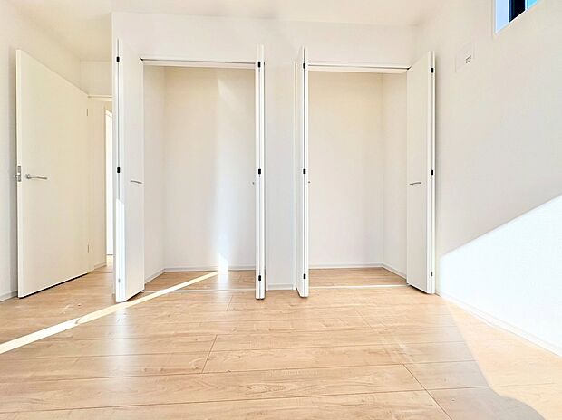 Wクローゼットには季節ごとに洋服を分けて収納できます。