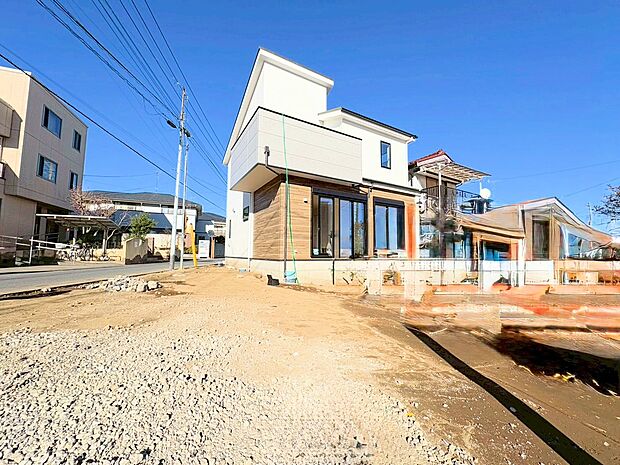 南向きの広々バルコニーは二部屋から行き来できる造りです。(令和7年12月 撮影)