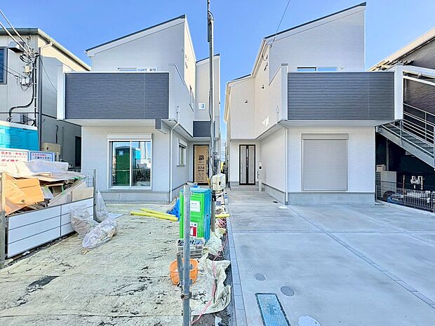 左側が当物件。採光通風を確保した心地よいリビング空間を2階に設けました。(令和7年11月 撮影)