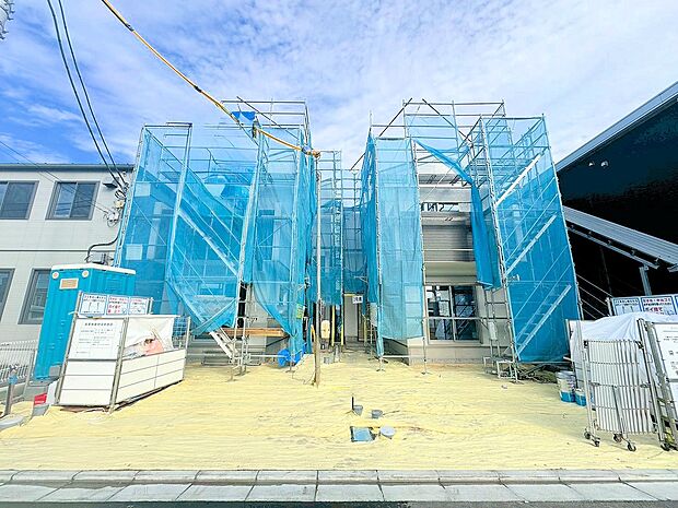 いつまでも輝き続けて、いつしか街の風景に溶け込んでいきます。(令和7年11月 撮影)