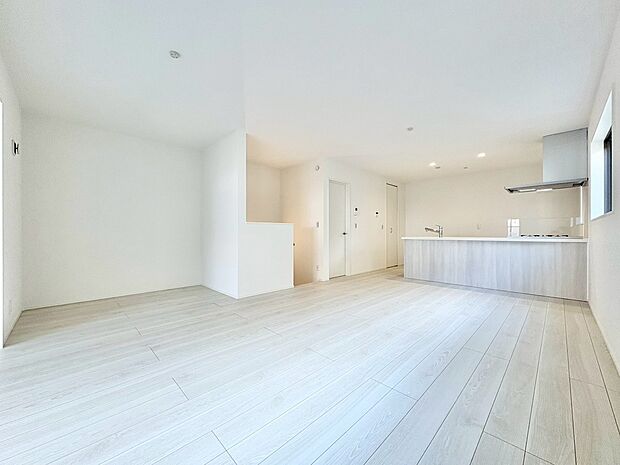 LDK19.3帖。採光通風を確保した心地よいリビング空間を2階に設けました。