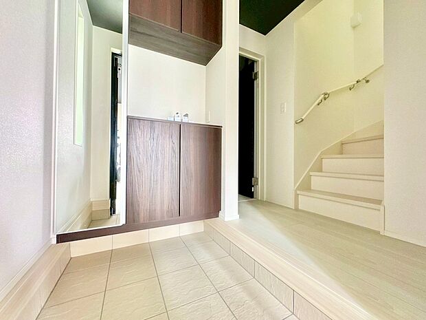 家のシンボルともいえる玄関は訪れる人を魅了します。