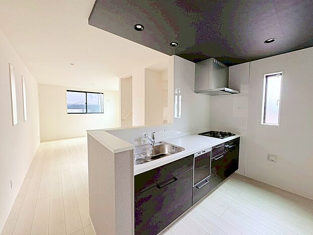 ダイニングとつながるキッチンからは家中が見渡せます。