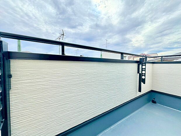 バルコニーから望む紺碧の空。