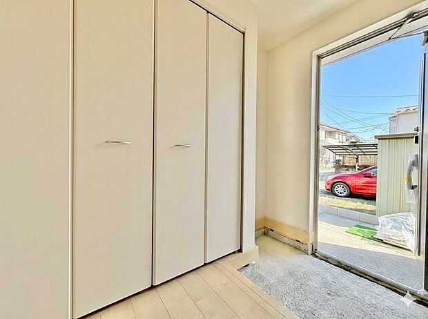 天井近くまで高さがある収納を設けた玄関。