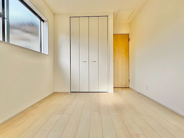 2階は全居室二面採光。陽光が差し込む温かみのあるお部屋です。