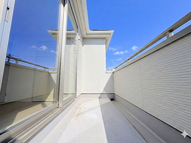 広いバルコニーは布団を一気に干すことが可能です。