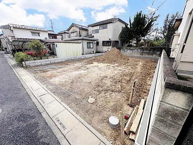 カースペースに2台駐車可能です。(令和7年11月 撮影)