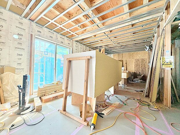 2階は全居室二面採光。陽光が差し込む温かみのあるお部屋です。(令和8年2月 撮影)