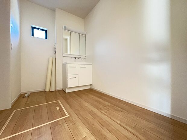 ゆとりある洗面スペースは、朝の身支度と家事の時間が重なっても安心。