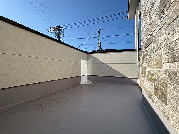 たくさんの日差しと風を受け洗濯物もすぐに乾きそうですね。