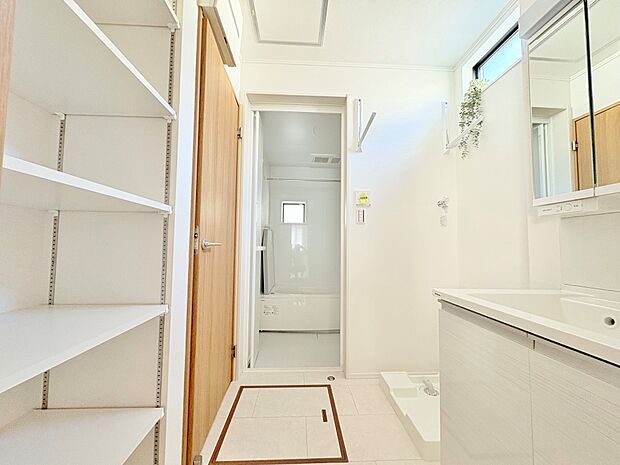 快適に使える収納付きの洗面室です。