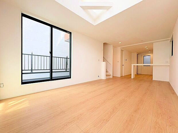 リビングは上部に吹抜を設けた開放的な空間です。