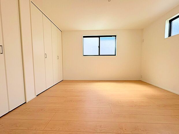 ゆとりある主寝室は7帖の広さ。Wクローゼット付きです。