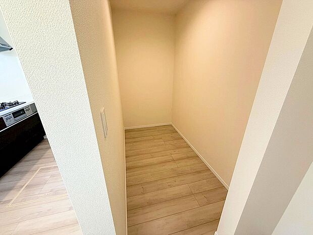 たっぷり収納可能なパントリーを備えました。