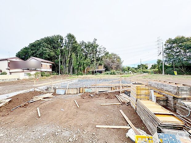 独創性豊かな趣と重厚感・気高さを兼ね備えたお住まい。(令和7年11月 撮影)