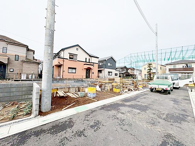 周辺環境とのコラボレーションにより明るい空間を演出。(令和7年11月 撮影)