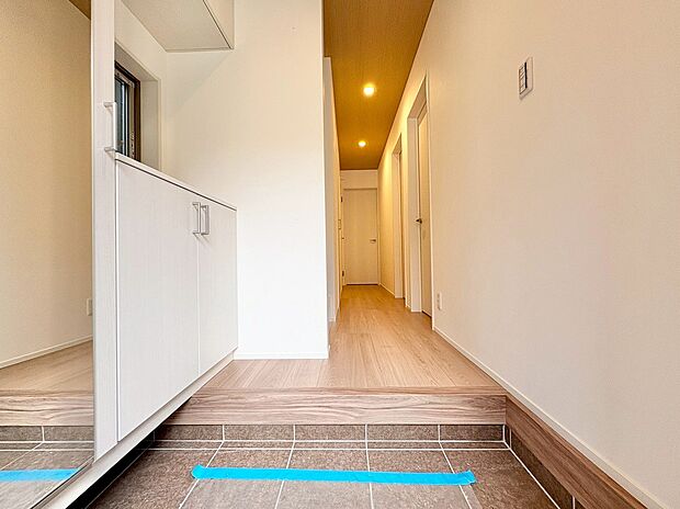 鏡も付いているので、外出前の身支度チェックもできますね。