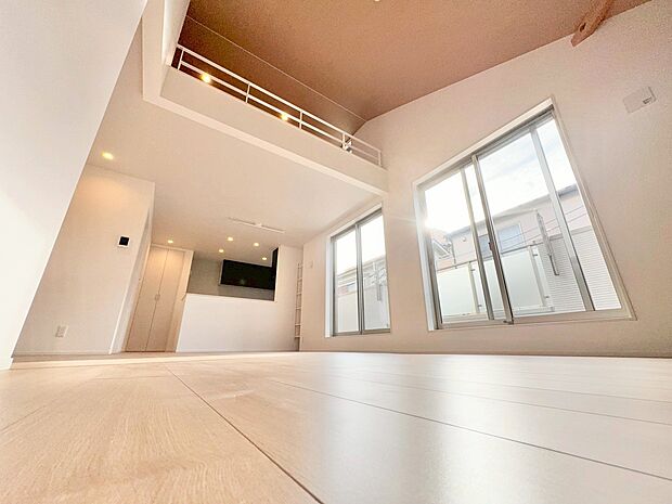 LDK19.7帖。小屋裏収納付きの開放的なリビング。