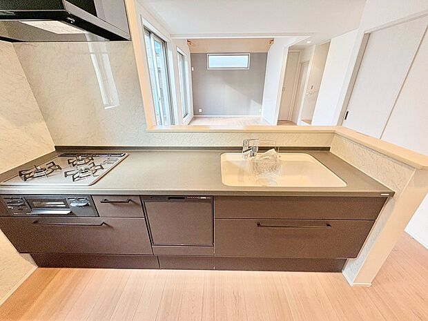 キッチンからリビング全体を見渡せます。