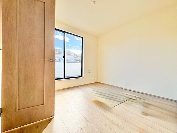 心地よい春の風が室内に静かに流れてきます。