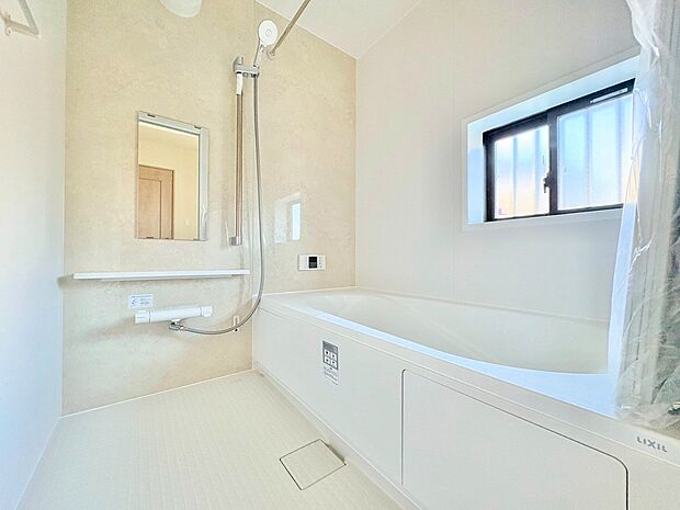 浴室乾燥暖房機付きで快適なバスタイムが過ごせます。