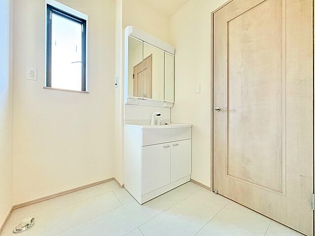 玄関ホールとリビングから行き来できる洗面室です。