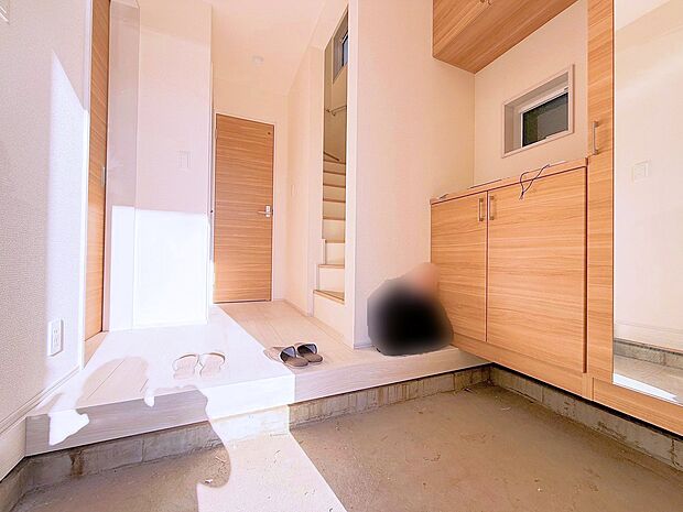 明るさと清潔感を兼ね備えた玄関が建物内へと導きます。