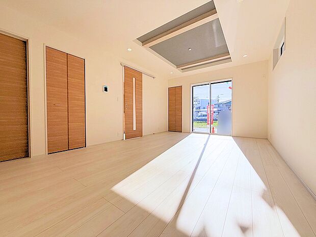 家族の温かさと陽光の暖かさ、楽しい毎日と明るい未来を予感させます。