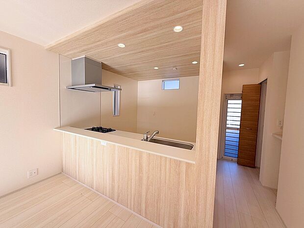 ダイニングとつながるキッチンからは家中が見渡せます。