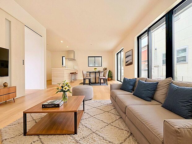 LDKは20.4帖の広さがあります。落ち着いた色合いで上質な暮らしを。※現況の物件写真にCGによる画像処理済み