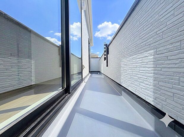 バルコニーからの明るい陽光がお部屋に差し込みます。