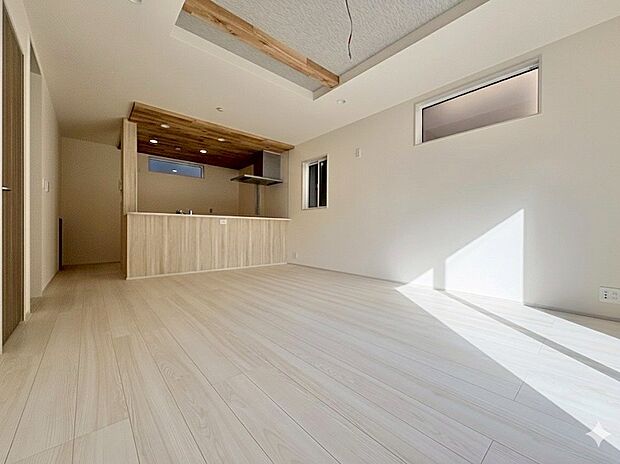 16帖の広々リビング。床暖房付きで寒い冬も快適です。