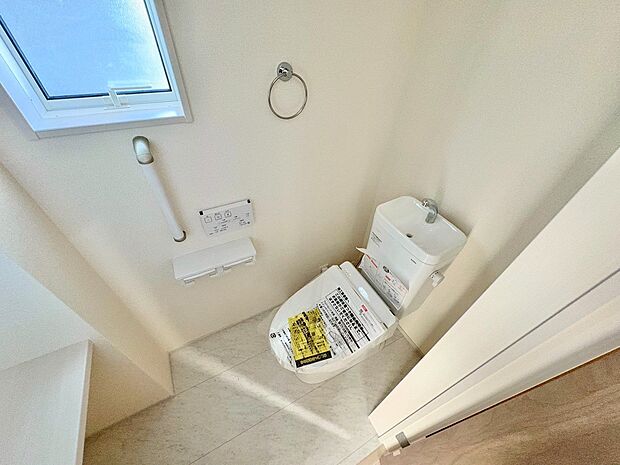 窓がある清潔感のあるトイレは実用性も兼ね備えた造り。