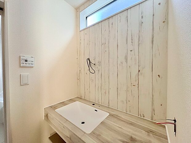 ゆとりある洗面スペースは、朝の身支度と家事の時間が重なっても安心。