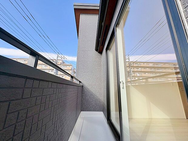 日差しを遮るもののないバルコニー。