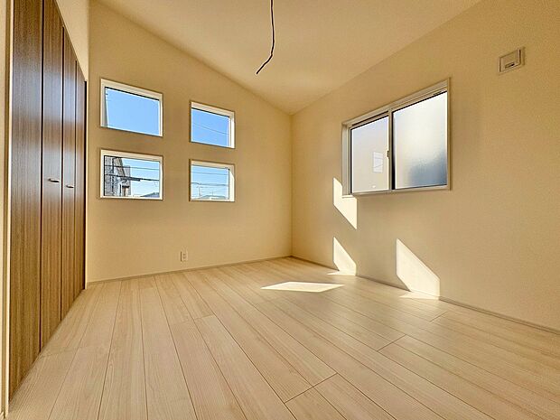 勾配天井が伸びやかな空間を演出します。