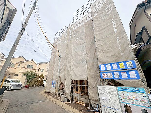 雨や風、雪などから車を守ってくれるビルトインガレージを採用。(令和8年2月 撮影)