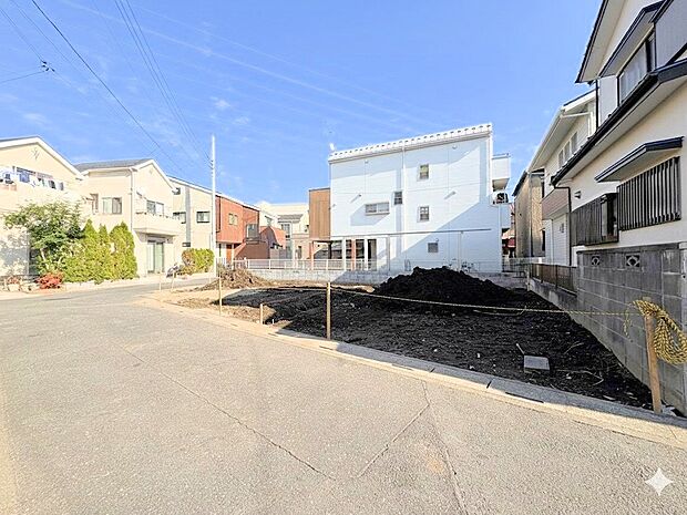 雨や風、雪などから車を守ってくれるビルトインガレージを採用。(令和7年11月 撮影)