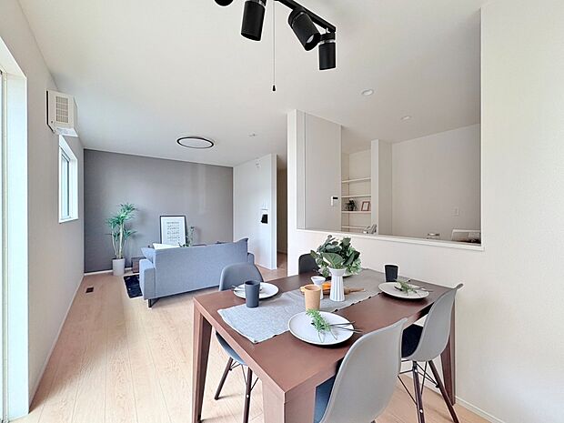 16帖のLDKには豊かな陽光が差し込み、この場所を照らしだします。