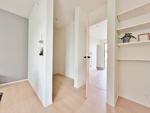 食品や生活用品などを一カ所にまとめて集中収納できるパントリーを備えました。