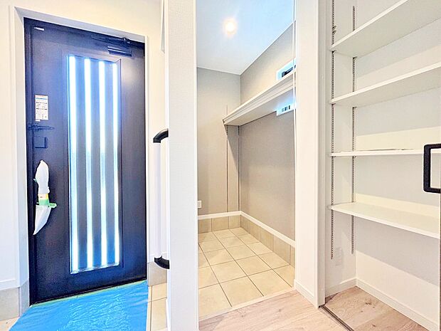 これだけたっぷりの収納があれば、玄関が散らかることはなさそうですね。