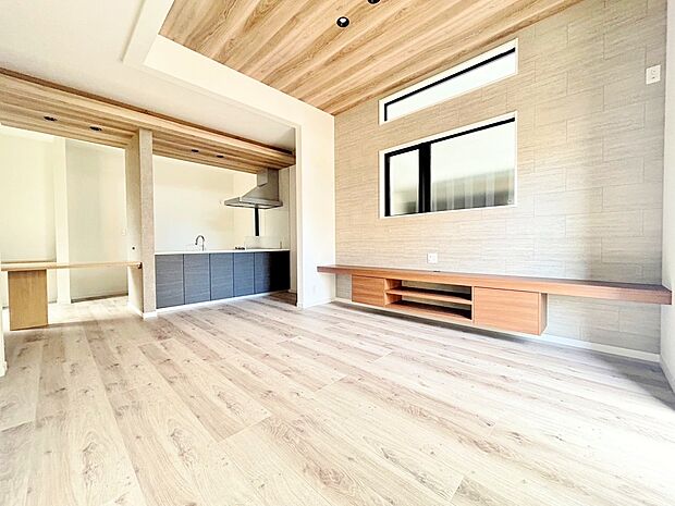 洗練された雰囲気のリビングは、長居したくなる居心地の良い空間です。